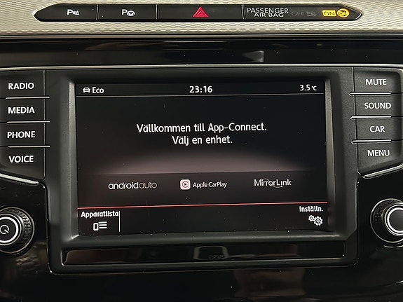 Volkswagen Passat Alltrack 22 of 26