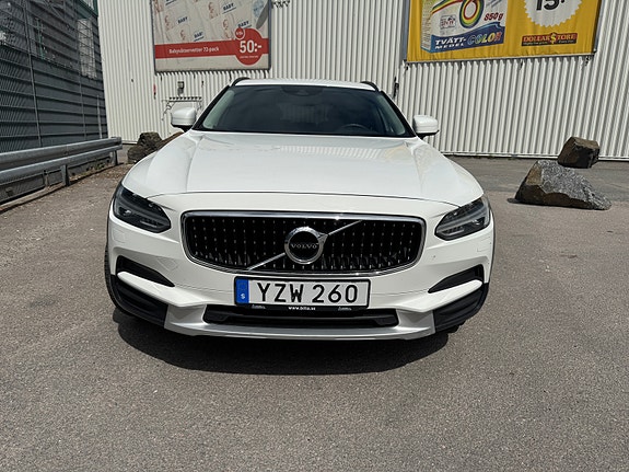 Volvo V90 Cross Country 2 of 9
