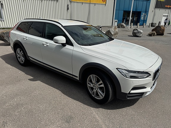 Volvo V90 Cross Country 3 of 9