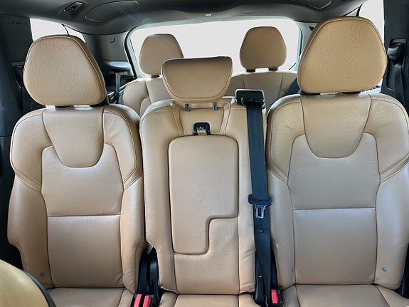 Volvo XC90 10 of 18