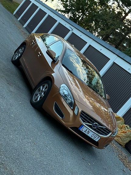 Volvo S60 2 of 5