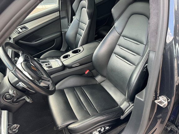 Porsche Panamera Turbo 4 of 5