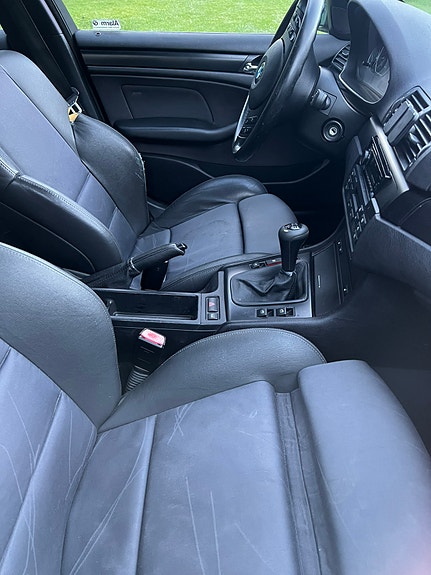 BMW 320i 4 of 11