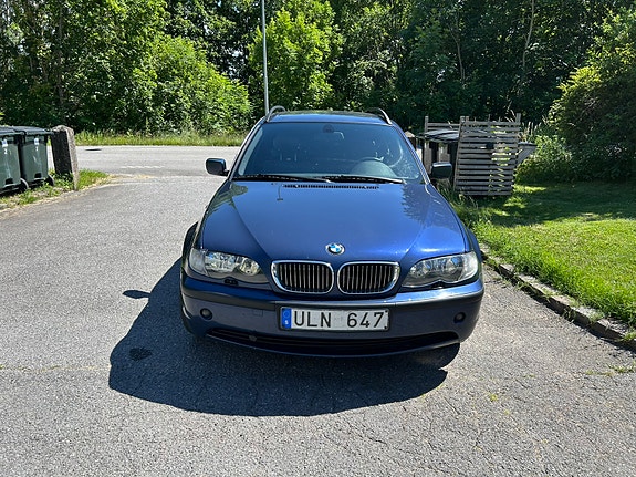 BMW 320i 3 of 11