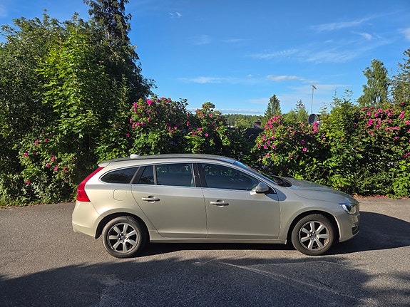 Volvo V60 2 of 4