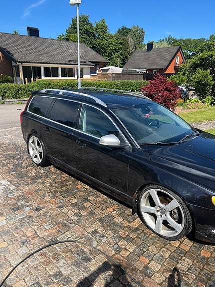 Volvo V70 2 of 5