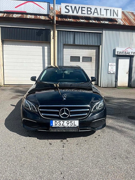 Mercedes-Benz E220 3 of 5