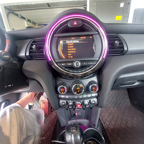 MINI Cooper 13 of 18