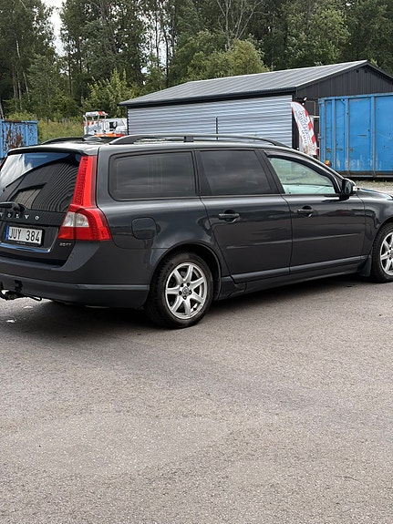 Volvo V70 2 of 5