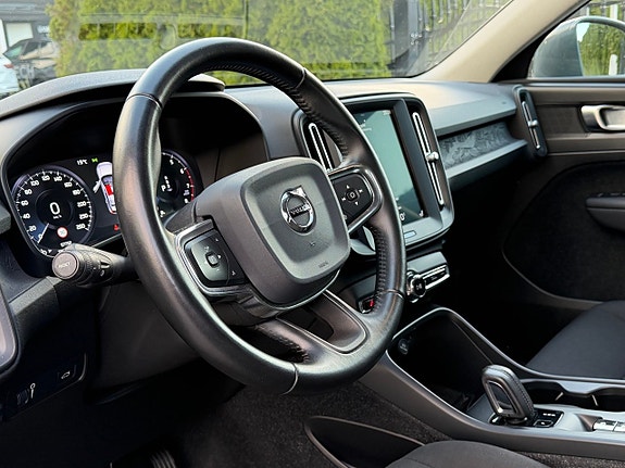 Volvo XC40 15 of 16