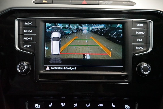 Volkswagen Passat 18 of 30