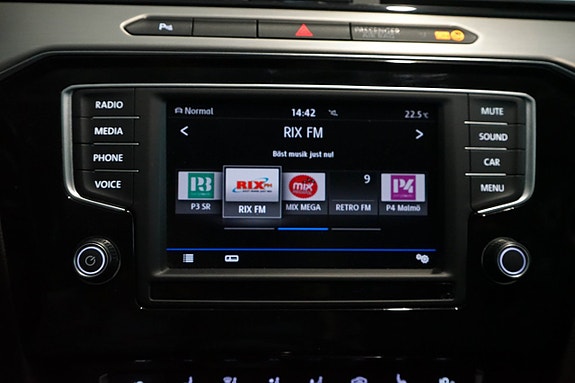 Volkswagen Passat 13 of 30