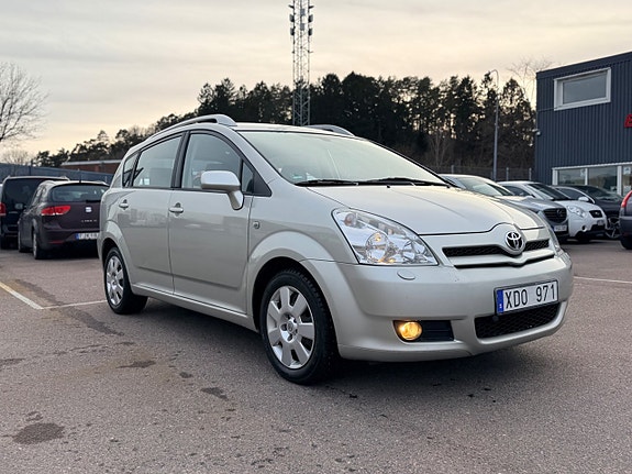 Toyota Corolla Verso 3 of 5