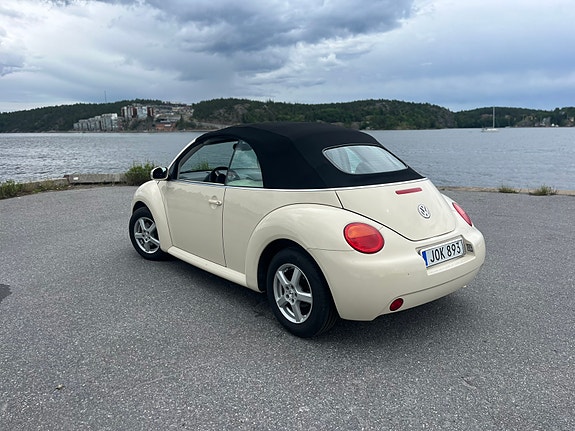 Volkswagen New Beetle 4 of 5