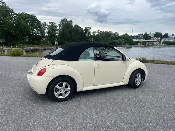 Volkswagen New Beetle 3 of 5