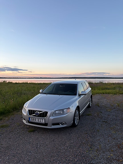 Volvo V70 2 of 10