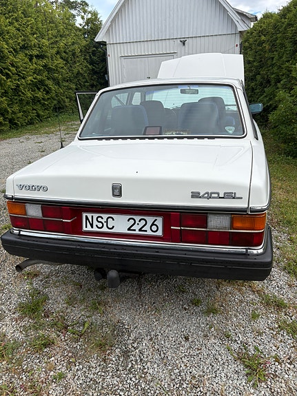 Volvo 240 3 of 5