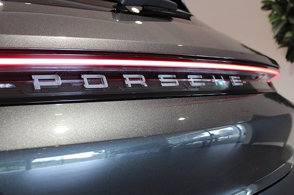 Porsche Taycan 4 6 of 23