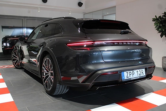 Porsche Taycan Cross Turismo 2 of 5