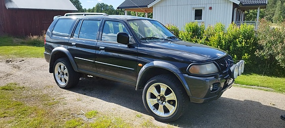 Mitsubishi Pajero Sport 2 of 5
