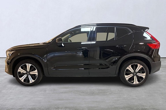 Volvo XC40 2 of 5