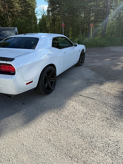 Dodge Challenger 3 of 5
