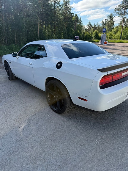Dodge Challenger 2 of 5