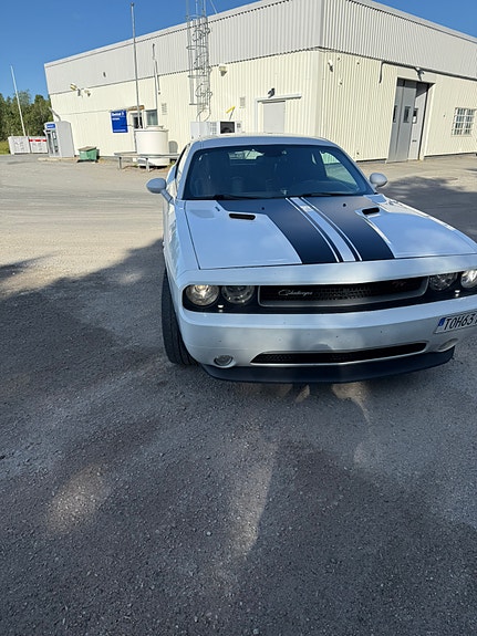 Dodge Challenger 4 of 5