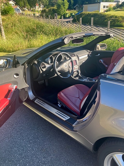 Mercedes-Benz SLK350 2 of 4