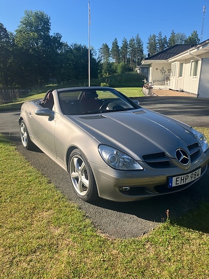 Mercedes-Benz SLK350 3 of 4