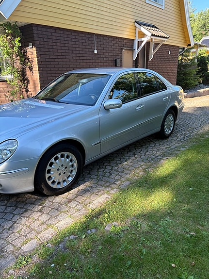 Mercedes-Benz E350 4 of 5