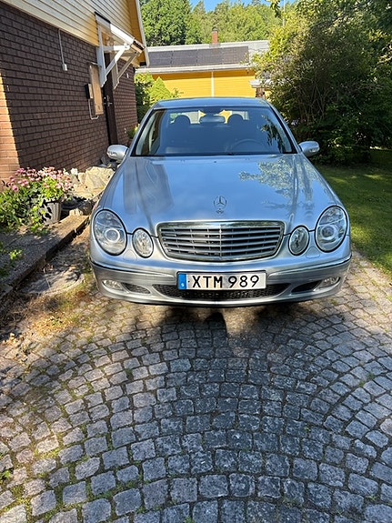 Mercedes-Benz E350 3 of 5