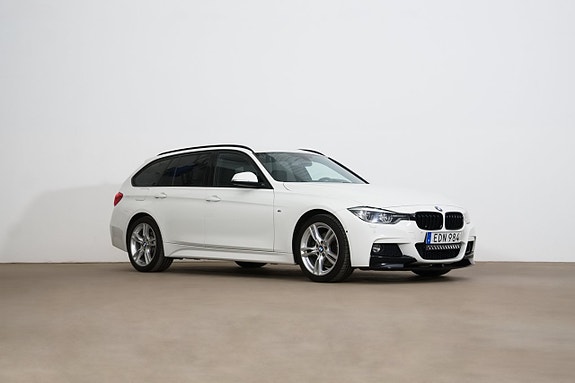 BMW 330i 3 of 5