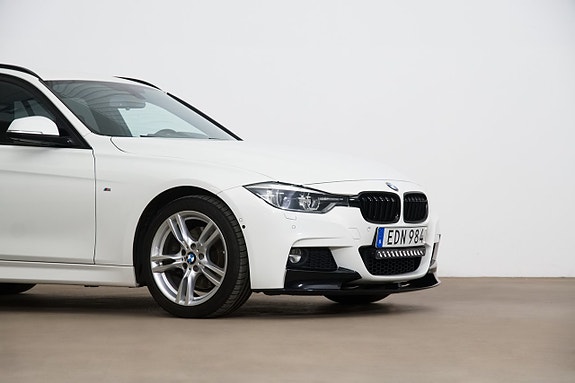 BMW 330i 4 of 5