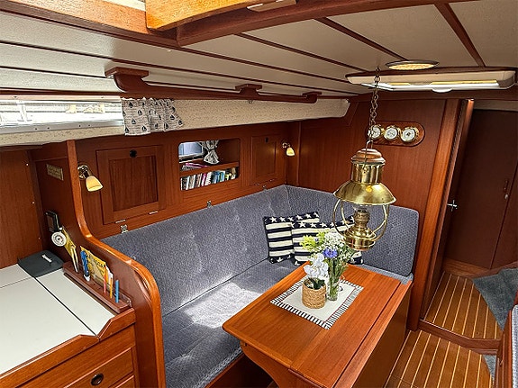 Hallberg-Rassy 352 7 of 12