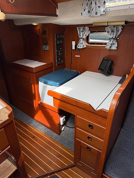 Hallberg-Rassy 352 9 of 12