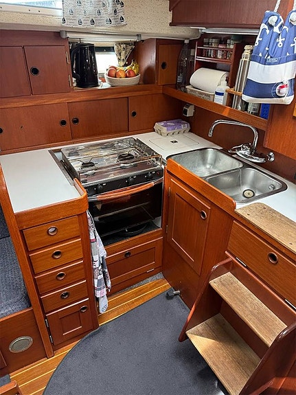 Hallberg-Rassy 352 8 of 12