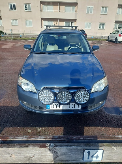 Subaru Legacy 2 of 5