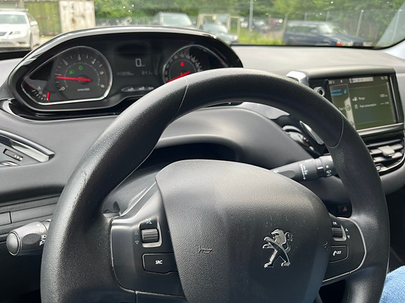 Peugeot 208 2 of 5