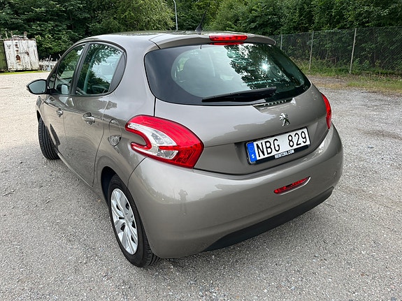Peugeot 208 3 of 5