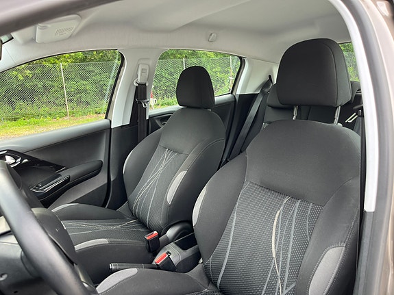 Peugeot 208 4 of 5