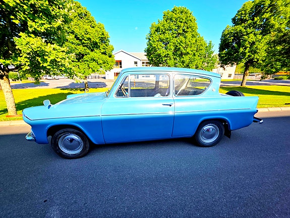 Ford Anglia 5 of 5