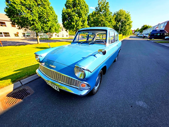 Ford Anglia 4 of 5