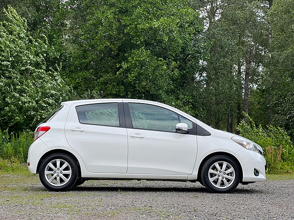 Toyota Yaris 2 of 5