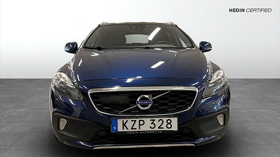 Volvo V40 Cross Country 2 of 5