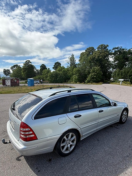 Mercedes-Benz C180 2 of 7
