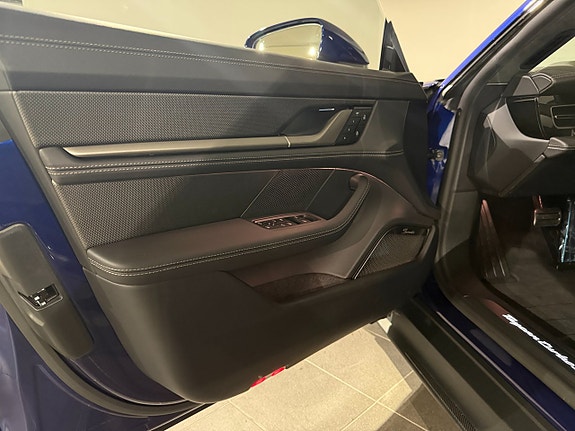 Porsche Taycan Turbo S 18 of 19