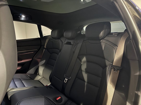 Porsche Taycan Turbo S 16 of 19