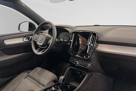 Volvo XC40 2 of 5