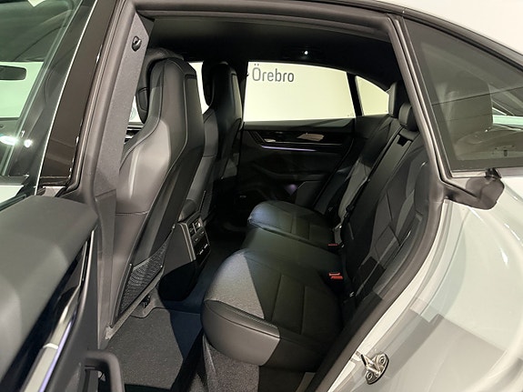 Porsche Macan 4 14 of 16